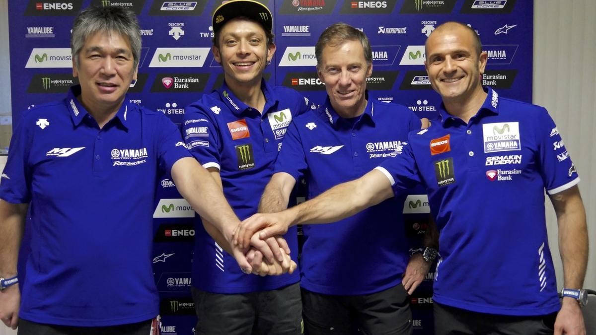 Valentino Rossi celebra su renovación con los máximos responsables de Yamaha