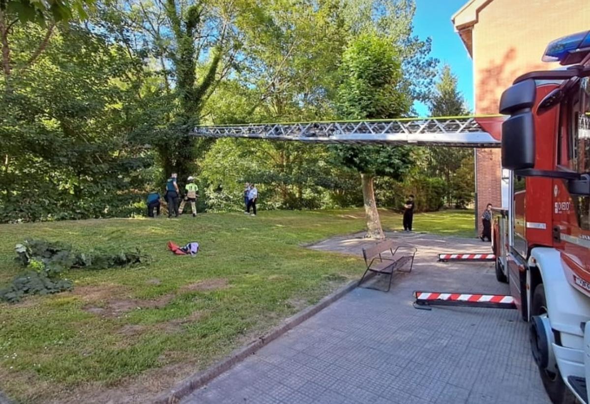 El camión de bomberos en plena maniobra para rescatar al herido.