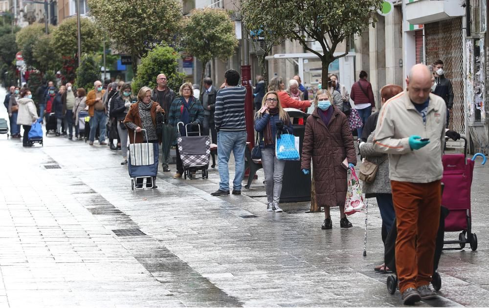 Ayer el mercado registró largas colas de clientes que esperaban a acceder al mercado. // R. Grobas