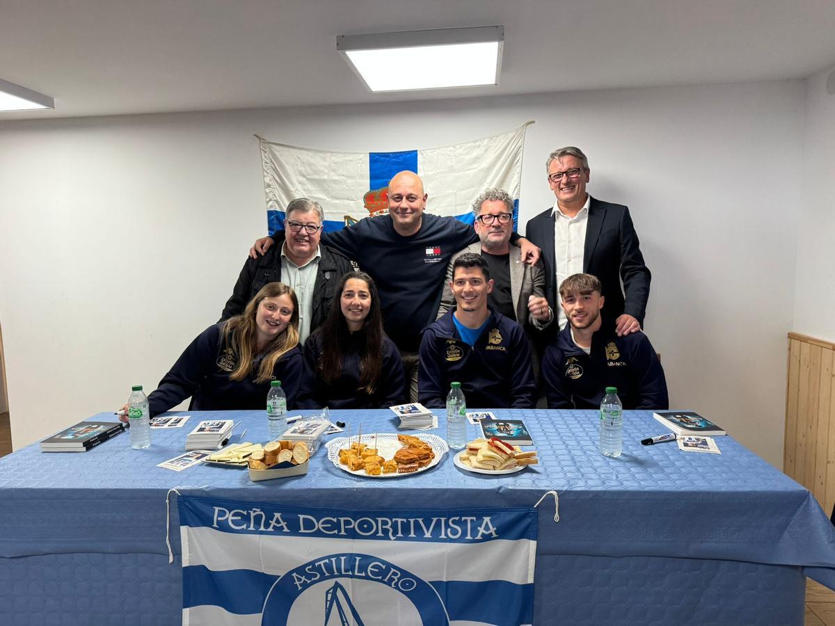 Elena Vázquez, Eva Dios, Miguel Loureiro y Adrià Altimira, en la inaugiración del peña Astillero Blanquiazul en Ferrol.