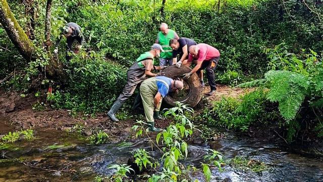 Voluntarios retiran residuos sólidos del Gafos a la altura del puente de O Couto.