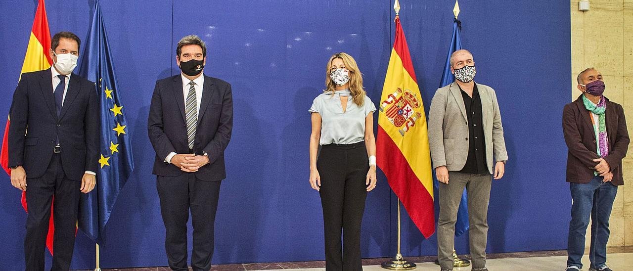 De izda. a dcha., el presidente de Cepyme y número dos de la CEOE, Gerardo Cuerva, el ministro de Inclusión y Seguridad Social, José Luis Escrivá, la vicepresidenta tercera y ministra de Trabajo, Yolanda Díaz, el secretario general de CCOO, Unai Sordo, y el máximo responsable de UGT, Pepe Álvarez, ayer, antes de la firma del acuerdo de los ERTE.