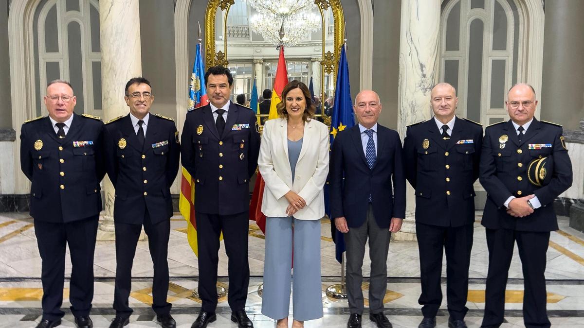 Catalá, Albendín y Carbonell posan con los 4 comisarios principales del cuerpo, ascendidos y con plaza en propiedad.