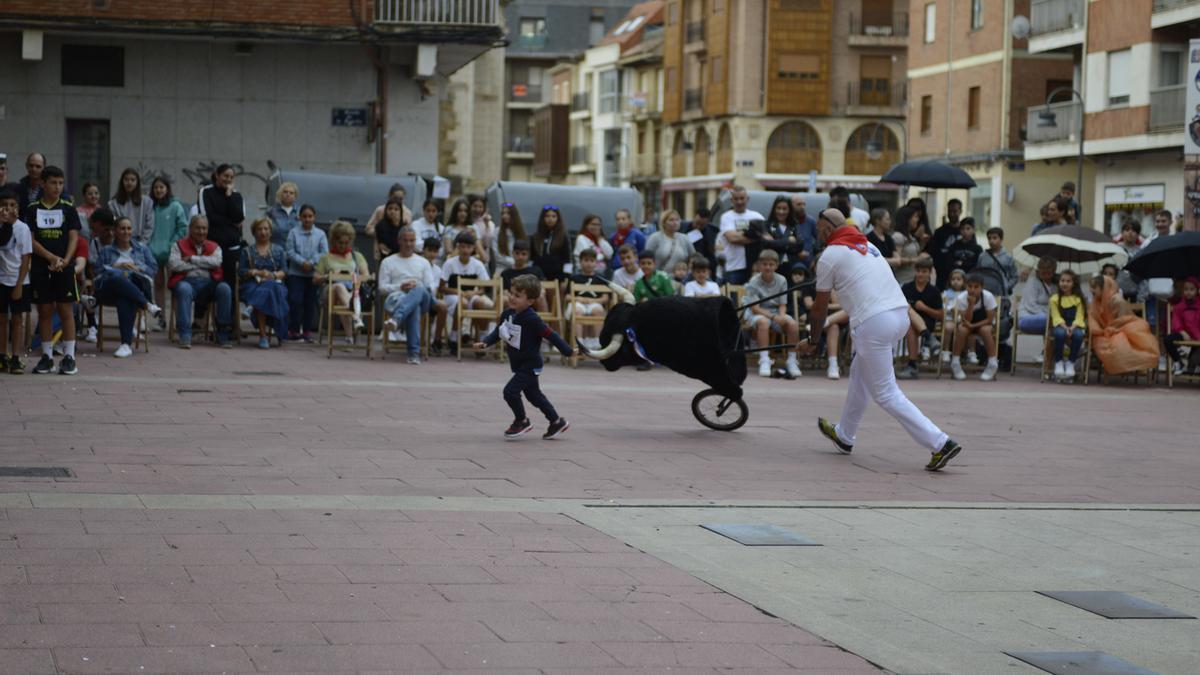 Niño recortador a la fuga tras burlar a un burel de pega.