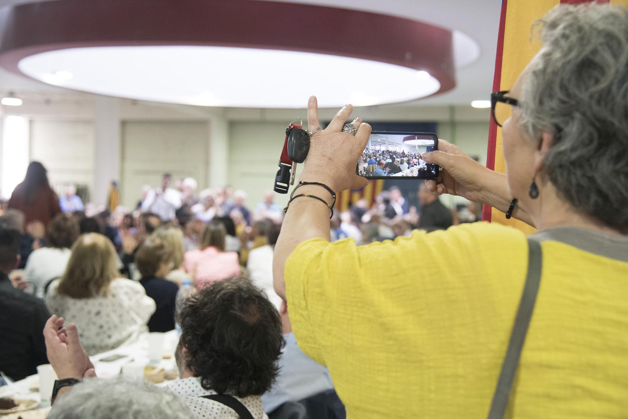 Laura Borràs es estimada en un acte amb els seus afins a Manresa