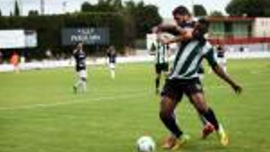 El jugador del Peralada Djak Traoré, en una acció del partit d&#039;anada contra el Conquense.