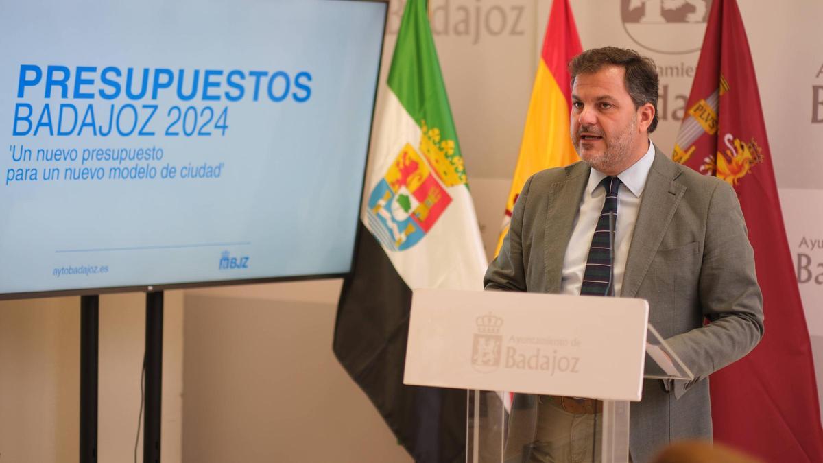 Javier Gijón, concejal de Economía y Hacienda, presenta los presupuestos municipales de 2024, este viernes.