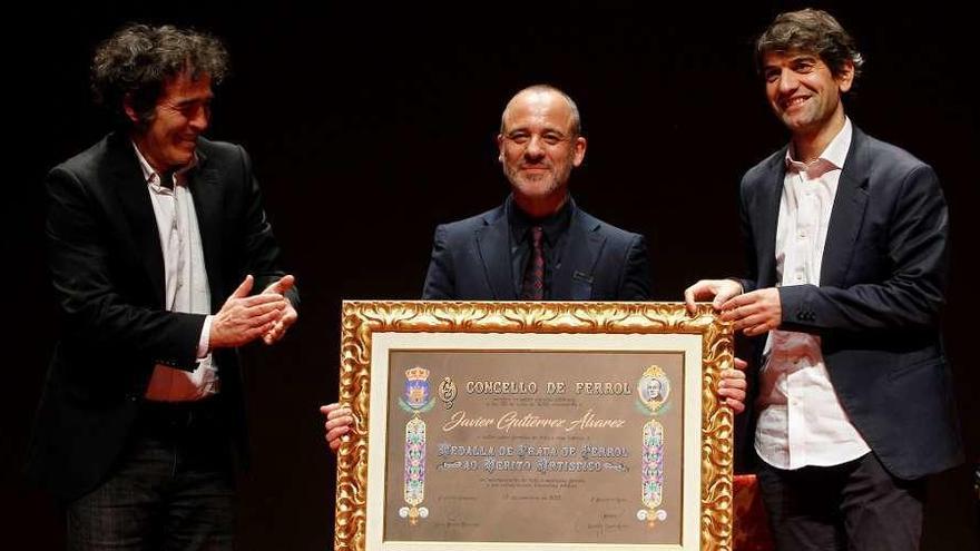 Javier Gutiérerez recibe el título de manos del alcalde de Ferrol, Jorge Suárez (derecha). // Efe