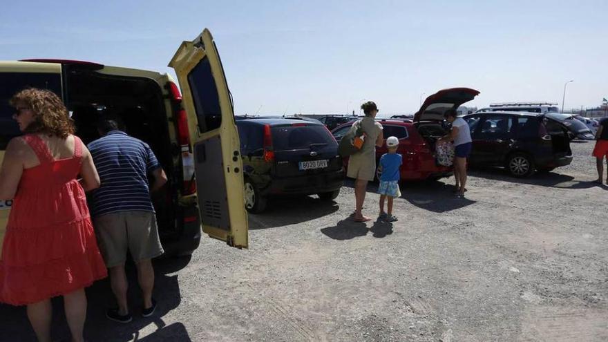 Usuarios del parking, durante una jornada de playa en agosto.