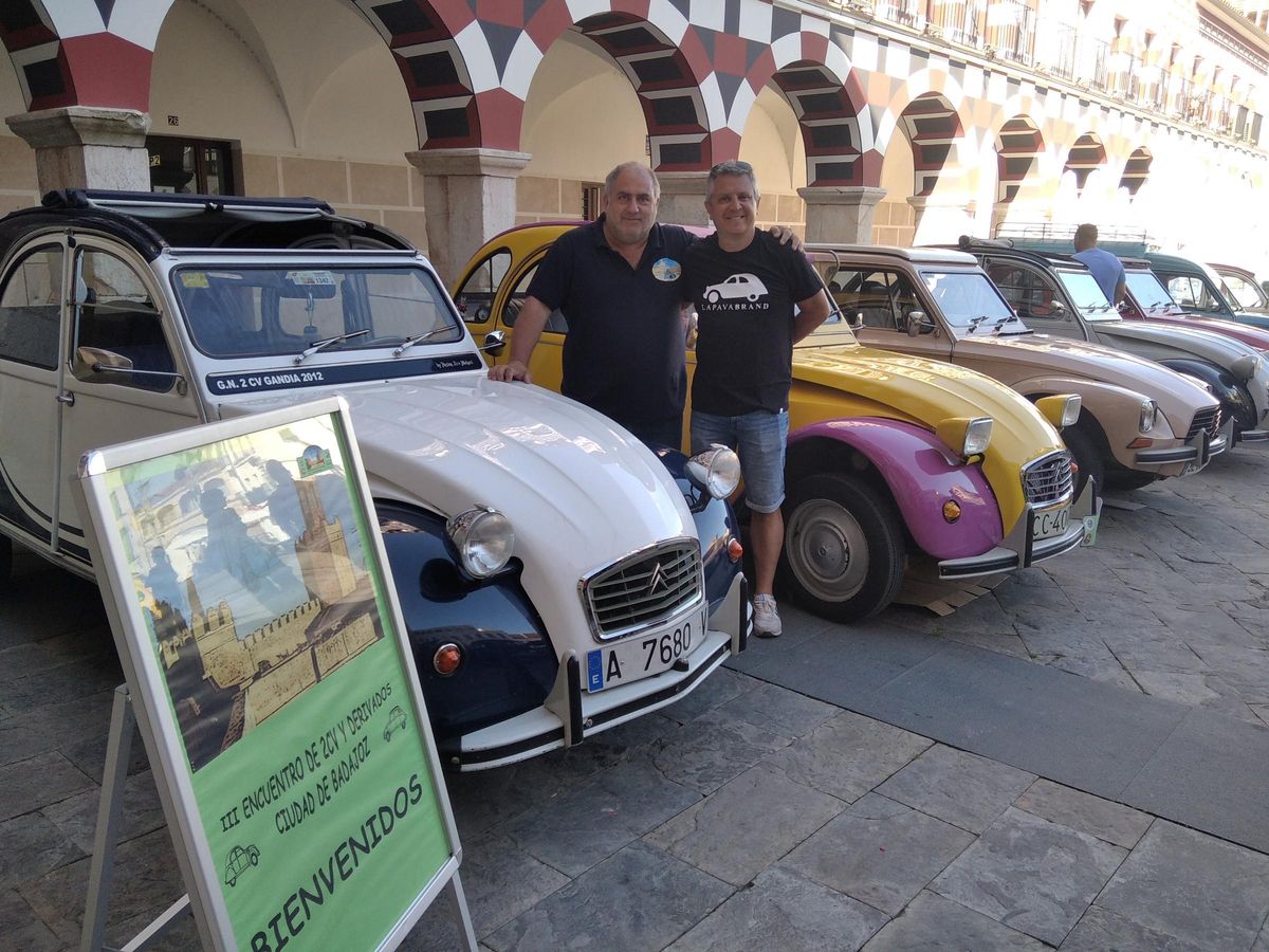 Manolo Torregrosa y José Joaquín Menacho, con sus 2cv en la plaza Alta.