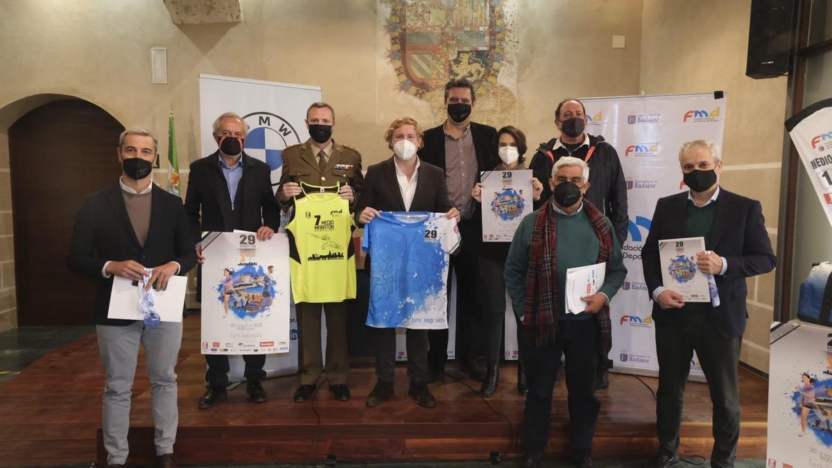 El alcalde, en el centro, junto al concejal de Deportes, colaboradores y patrocinadores del Maratón Popular y Medio Maratón Ciudad de Badajoz.