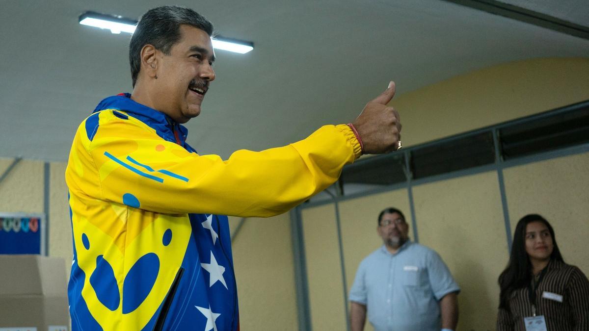 Nicolás Maduro deposita su voto en las elecciones de hoy en Venezuela