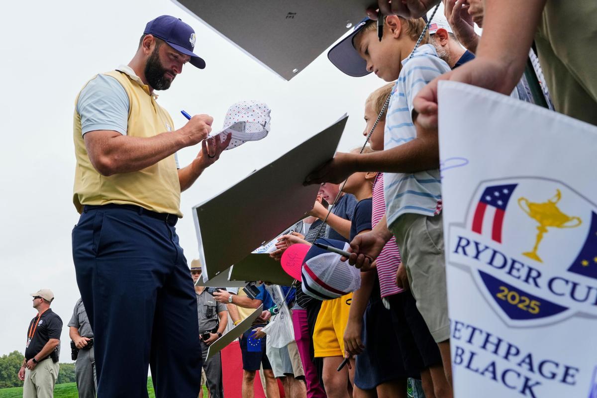 Rahmm firmando autógrafos a la afición neoyorquina a la que destacó por su ingenio