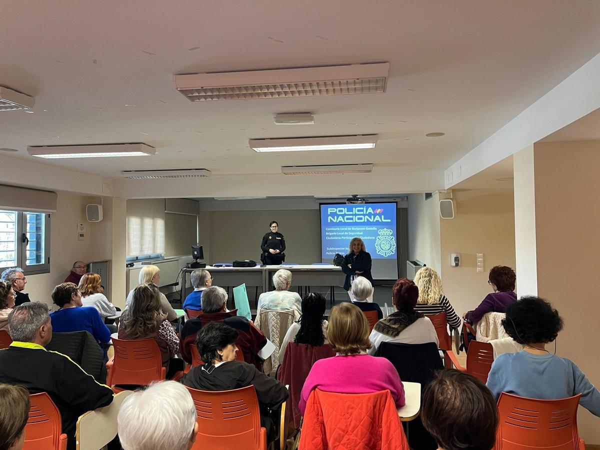 Charla de la Policía Nacional sobre ciberseguridad en Burjassot.