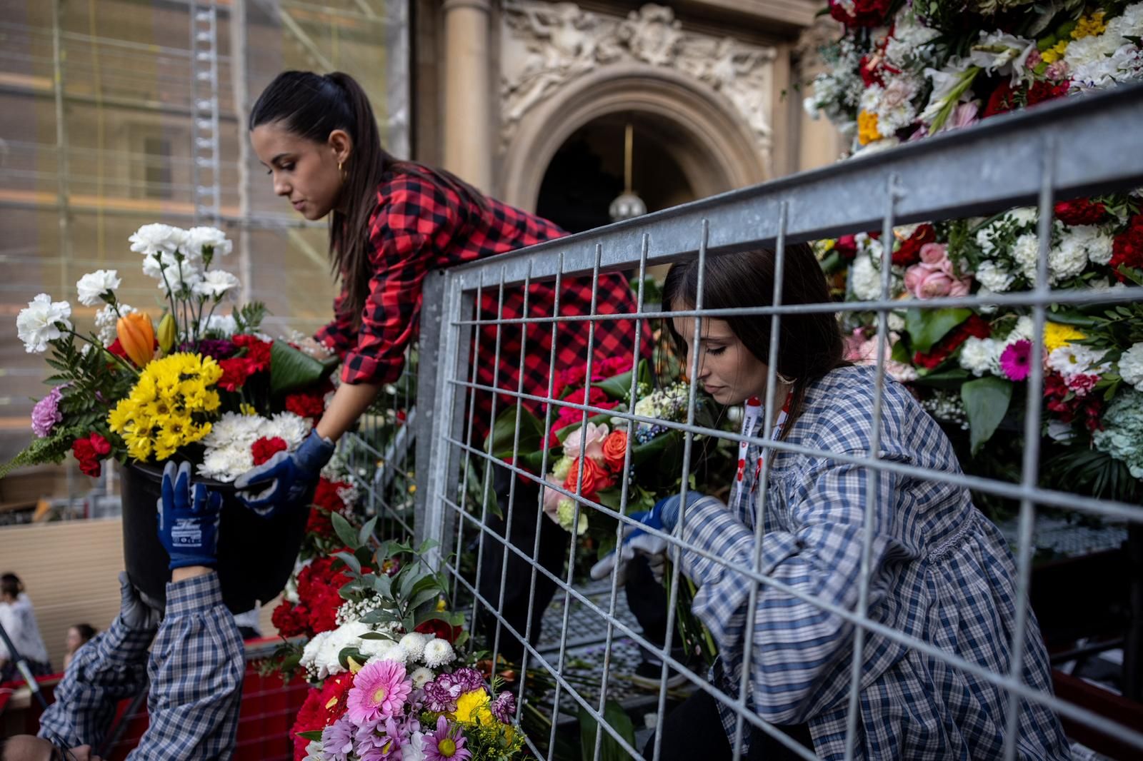 En imágenes | Zaragoza vive su día grande con la Ofrenda de Flores a la Virgen del Pilar