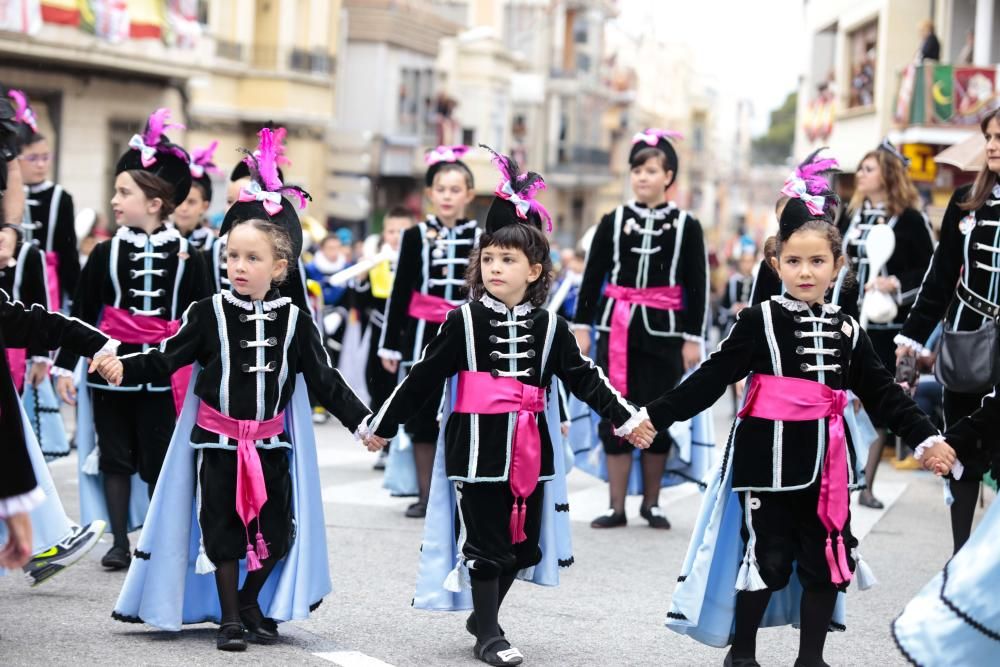 Los niños de todas las comparsas consiguen lucirse durante el Desfile Infantil a pesar del tiempo