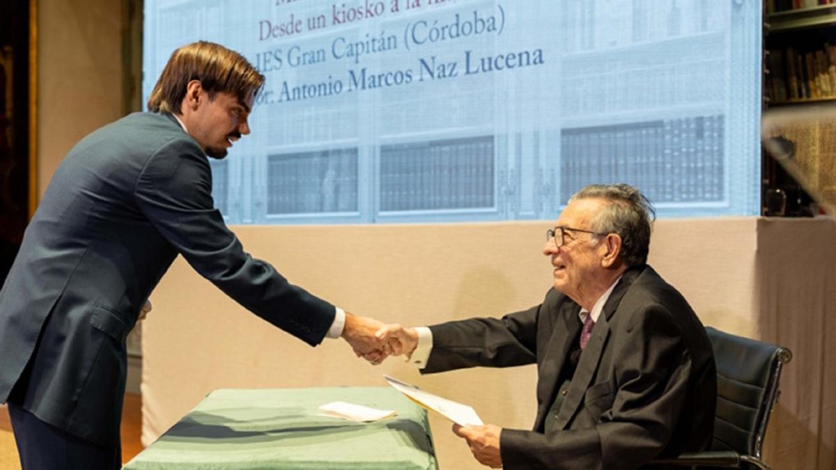 Israel Moreno recibe el premio de manos de Miguel Herrero y Rodríguez de Miñón.