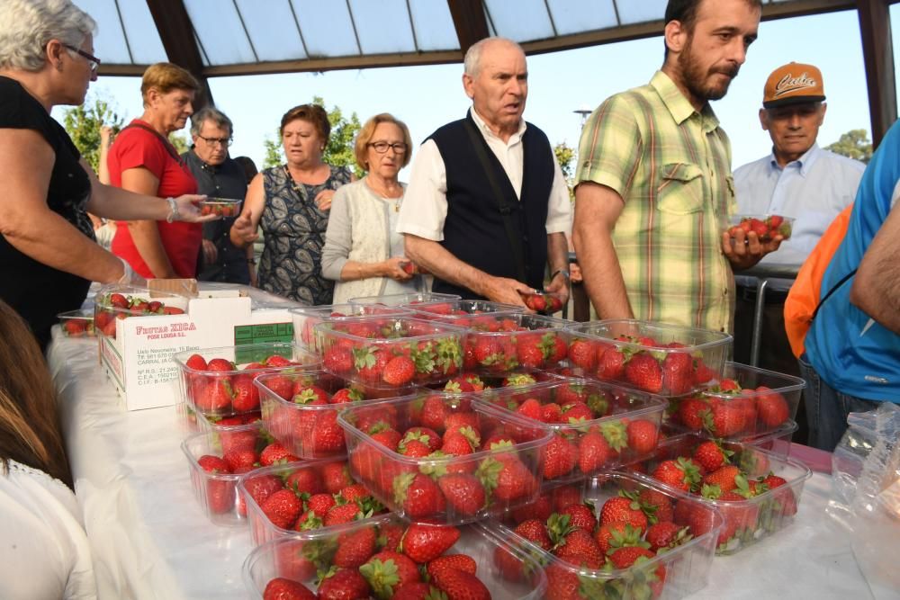 Colas para tomar fresas en las Fiestas de Eirís