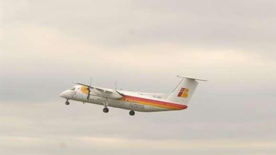 Un avión de Air Nostrum despega de Alvedro. / víctor echave