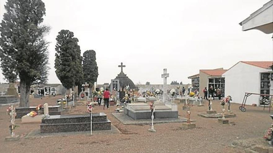 El cementerio se llena de flores