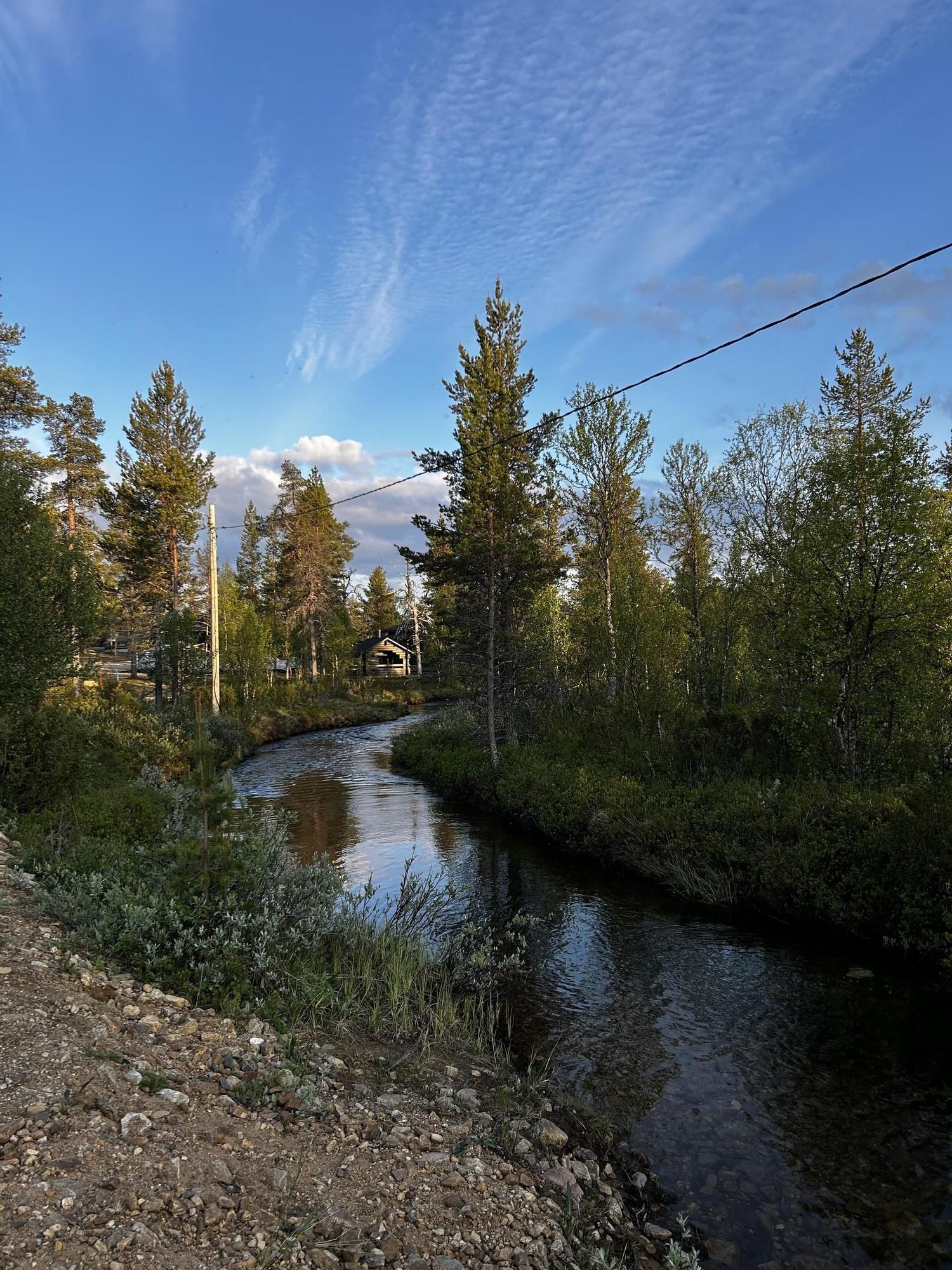 El río que pasa por al lado del hotel y, por ende, de la sauna
