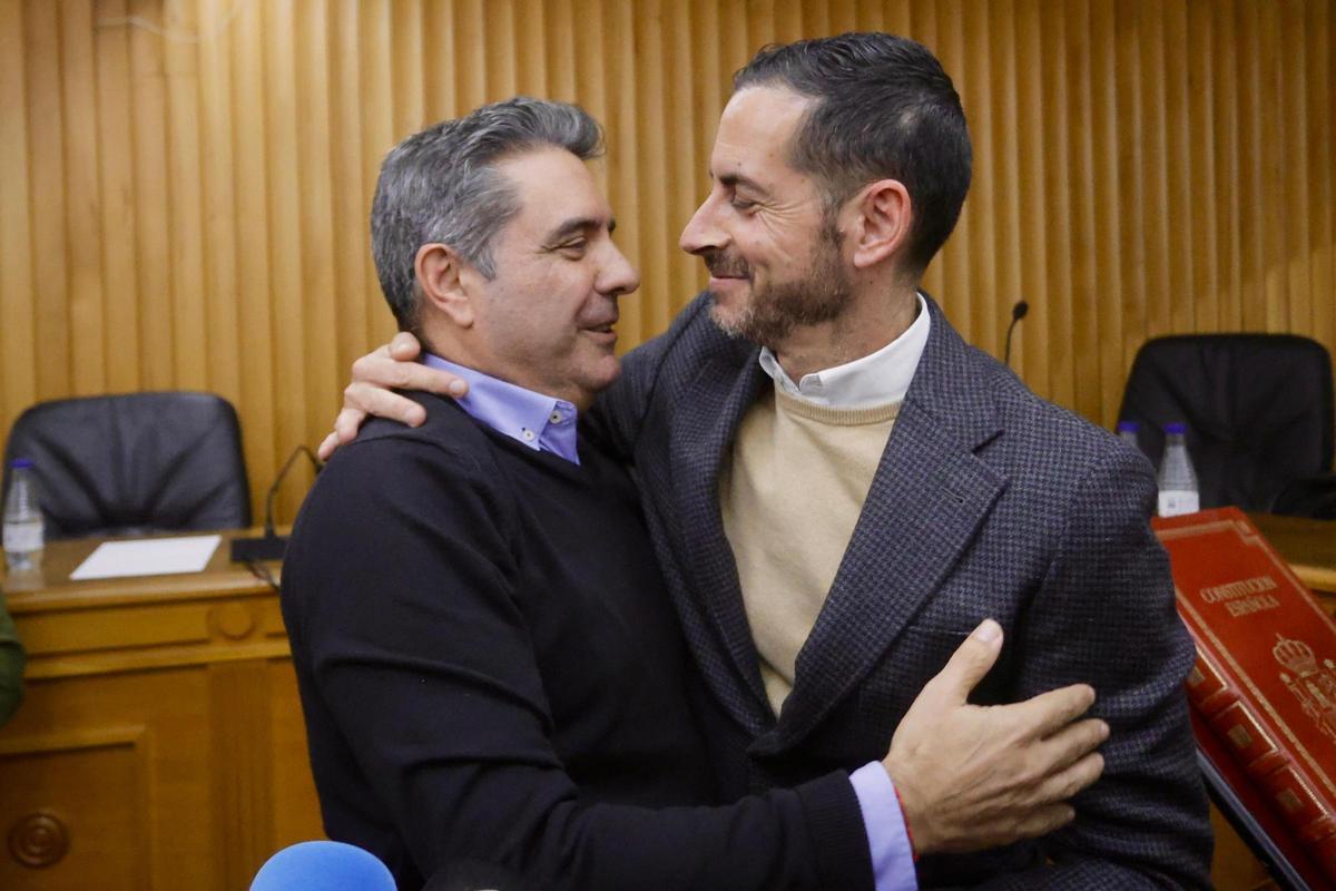 Bielsa felicita al nuevo alcalde, Ernesto Navarro.