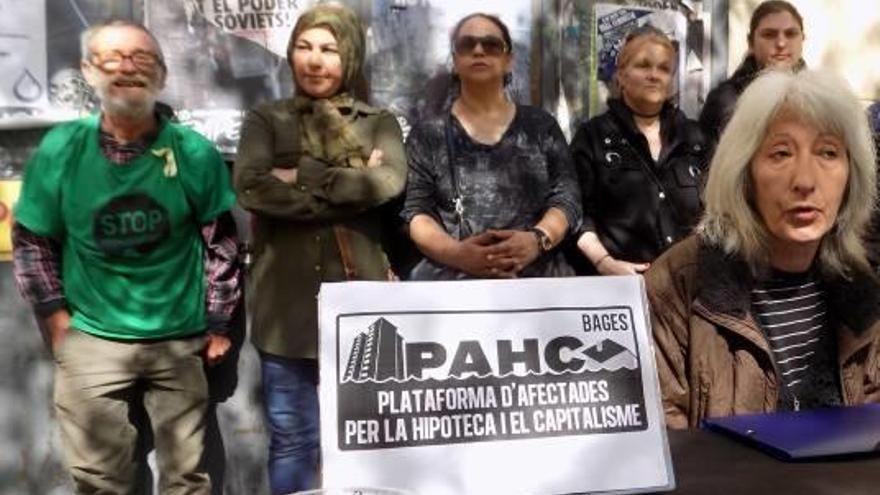 María del Pino Mato, en primer terme, amb activistes de la PAHC, ahir