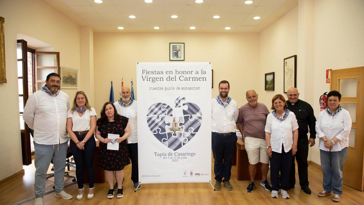 Por la izquierda, Jesús Fdez Vega, concejal de Turismo, Medio ambiente y Recursos Naturales; Salomé Sanchez Hernández, concejala de Servicios Sociales, Salud y Hacienda ; Ana Vigón Suárez, concejala del PSOE; Moncho Fraga, secretario de Sofitapia; el alcalde Pedro Fernández García, Ramón Antonio Menéndez López, concejal del PSOE; Encarna Pola Mariñas, presidenta de Sofitapia; el párroco Jorge Luis Fdez Cuesta e Inocencia Diez Hilario, vocal de Sofitapia.