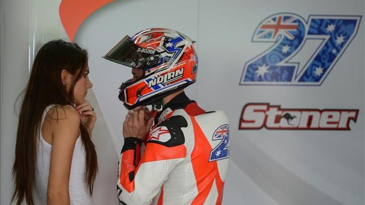 Stoner con su mujer Adriana en el box de Ducati