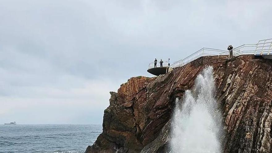 Escándalo en La Peñona: Cuatro vándalos saltan el cierre de seguridad y acceden al mirador clausurado