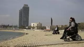 Las personas con discapacidad se quedan sin playa en Barcelona durante al menos dos meses