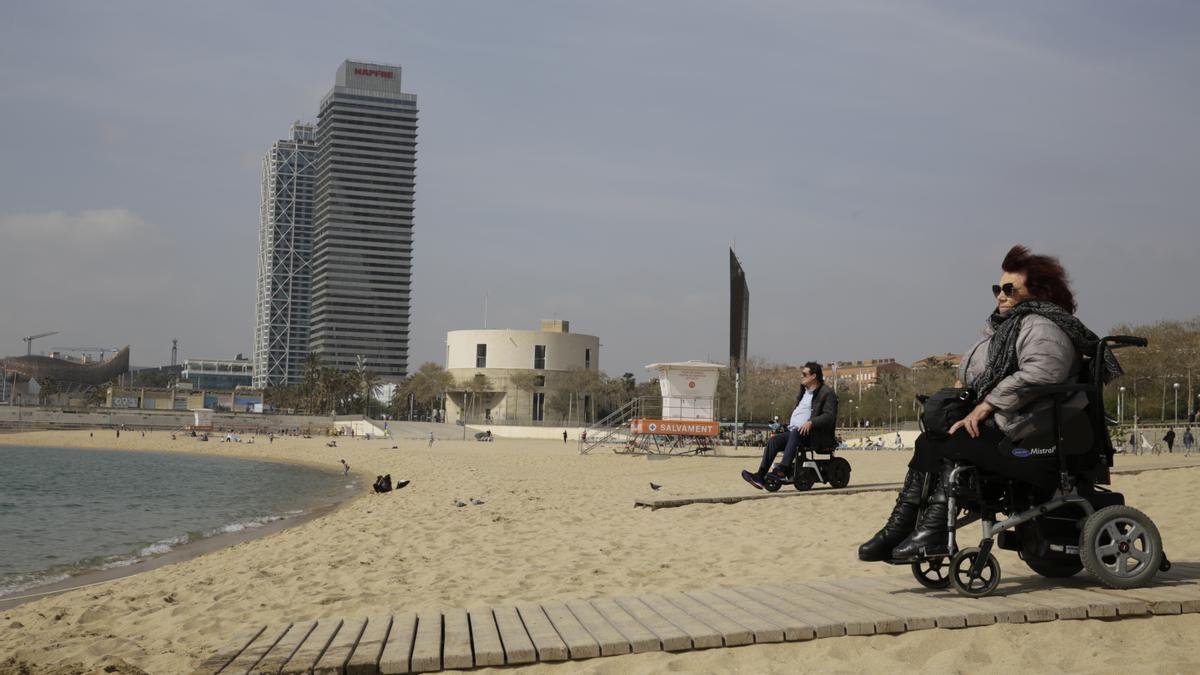 Personas con discapacidad usan el servicio de baño asistido en las playas de Barcelona