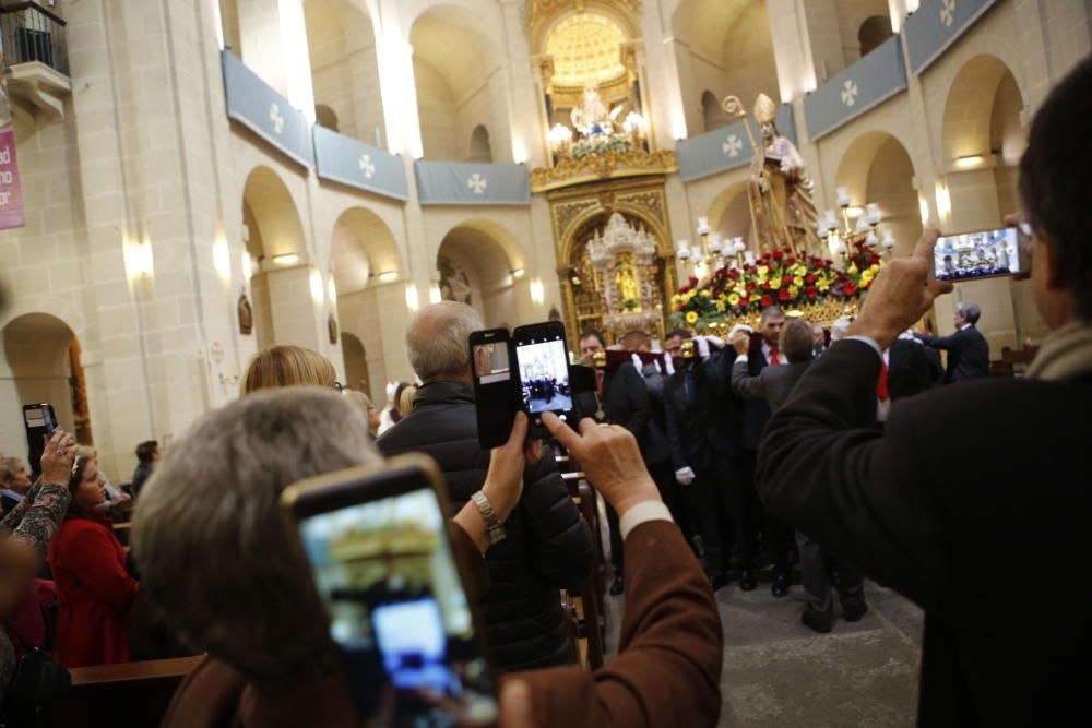 La Concatedral ha acogido hoy la solemne misa, presidida por el obispo Jesús Murgui, con motivo de San Nicolás, patrón de Alicante, según la organización.