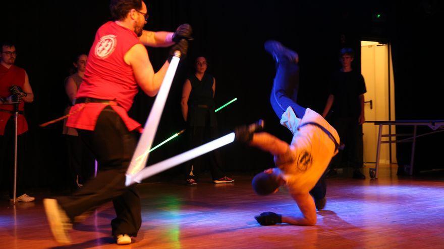 Exhibición de Ludosport, academia de combate con sables de luz.