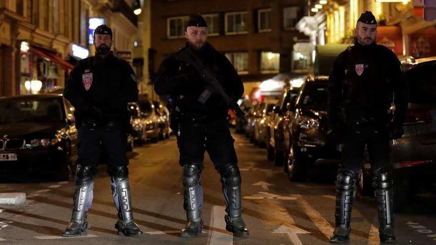 Policías armados hacen guardia cerca del lugar del atentado, en el centro de París. // AFP