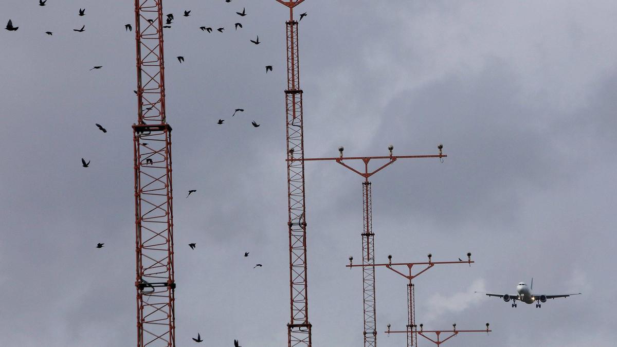 Avión aterrizando en Lavacolla