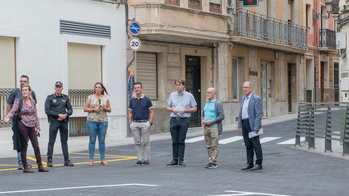Visita a la plazoleta de Els Omets por parte de la dirección facultativa, la empresa y representantes del Ayuntamiento.
