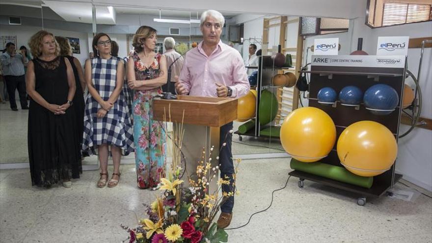 El Perú entrega material a un centro de mayores