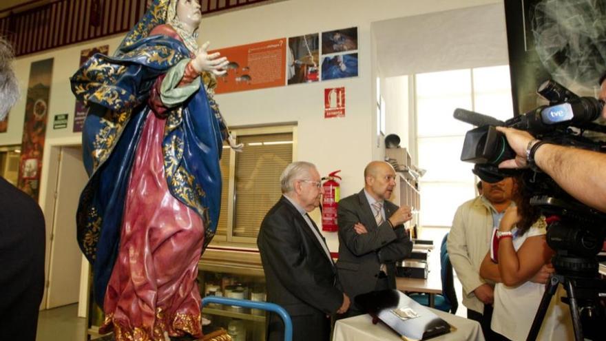 La imagen de &#039;La Dolorosa&#039;, hoy en la entrega al párroco de la Iglesia de Santa Catalina del texto hallado en su interior