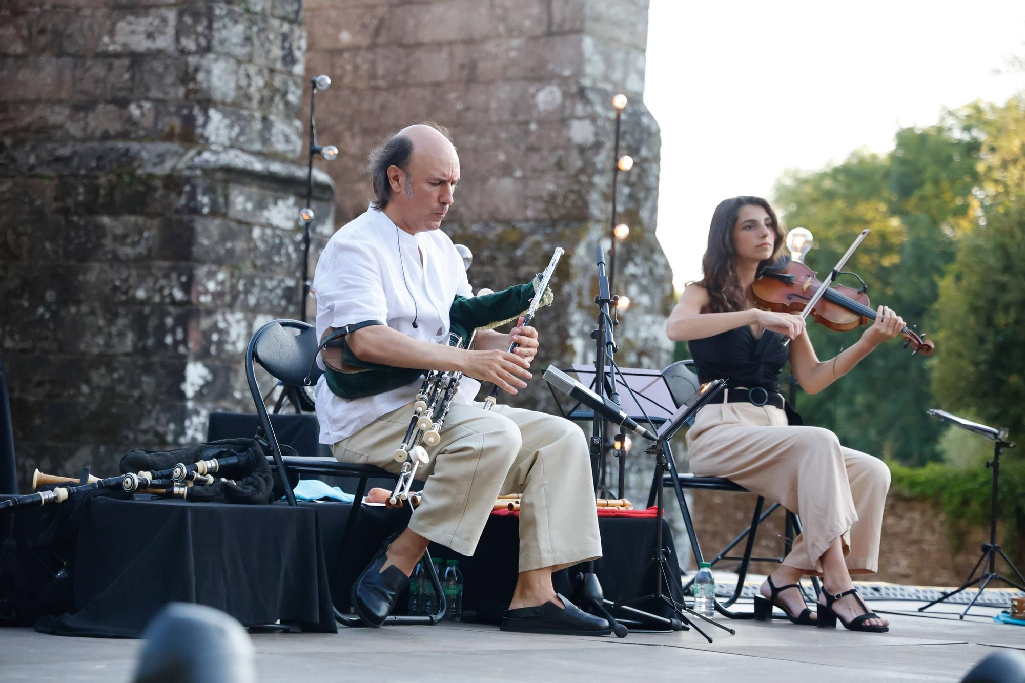 Carlos Núñez pechou o festival Folk na Beira do Sar cun concerto máxico na Colexiata