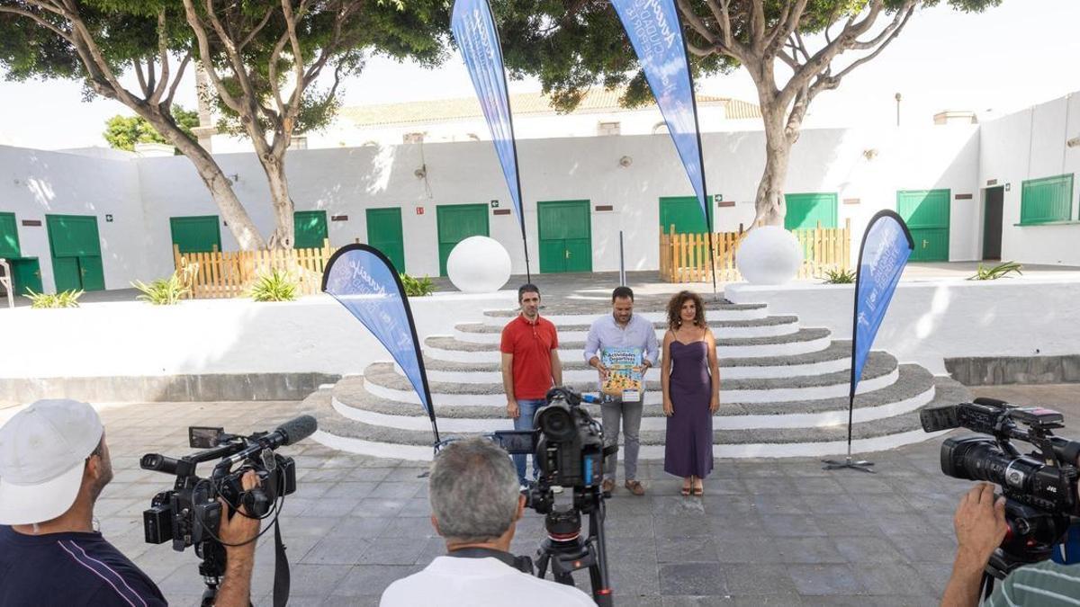 Yonathan de León (c) y Eli Merino, este martes, durante la presentación del campus deportivo de verano en La Recova.