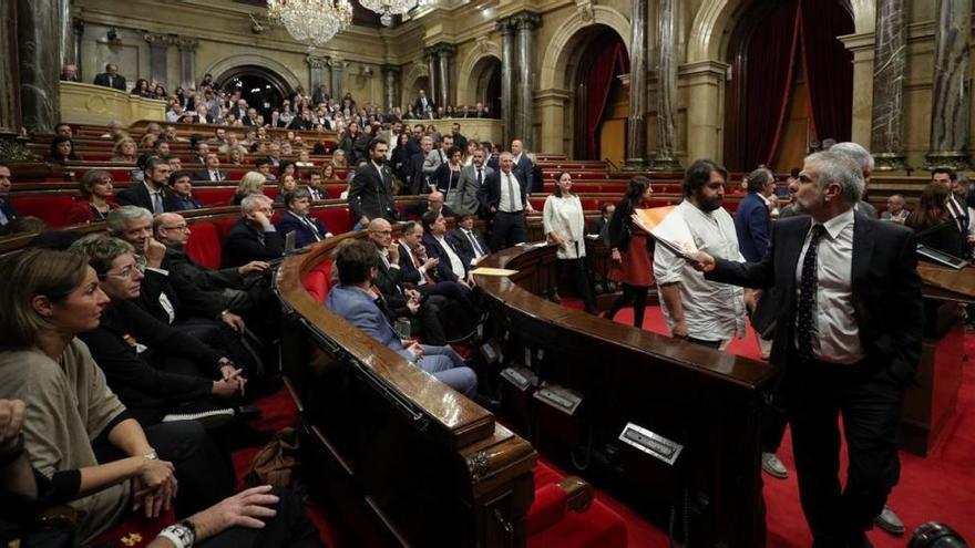 Un Parlament fracturado declara la independencia
