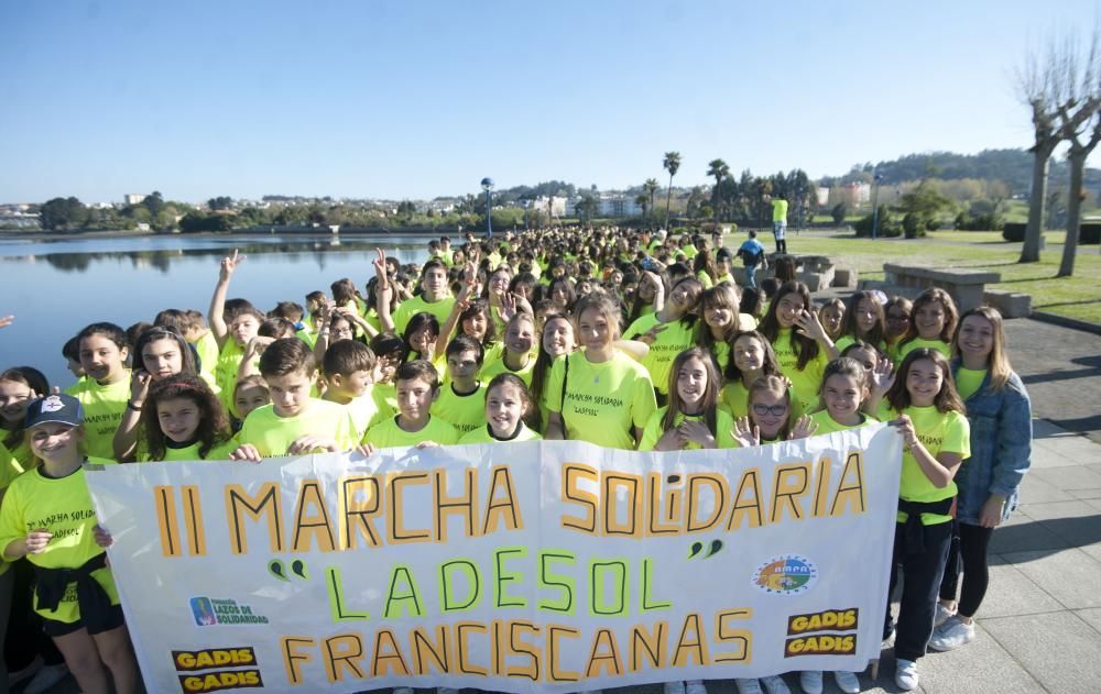 Una marea de camisetas amarillas recorre el paseo marítimo de O Burgo en Culleredo para recaudar fondos destinados a proyectos educativos de África.