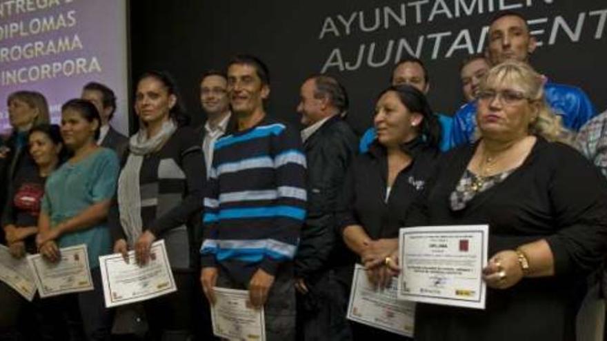 Algunos de los internos del centro penitenciario de Fontcalent que recibieron ayer su diploma.