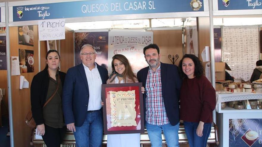 El equipo de Quesos del Casar hace la mejor Torta del Casar del mundo