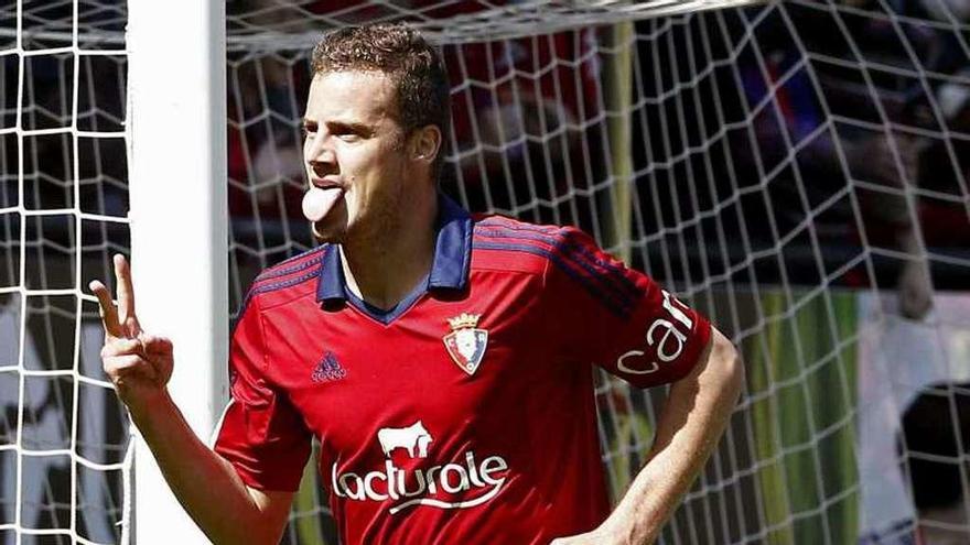 Oriol Riera celebra uno de los goles marcados con Osasuna.