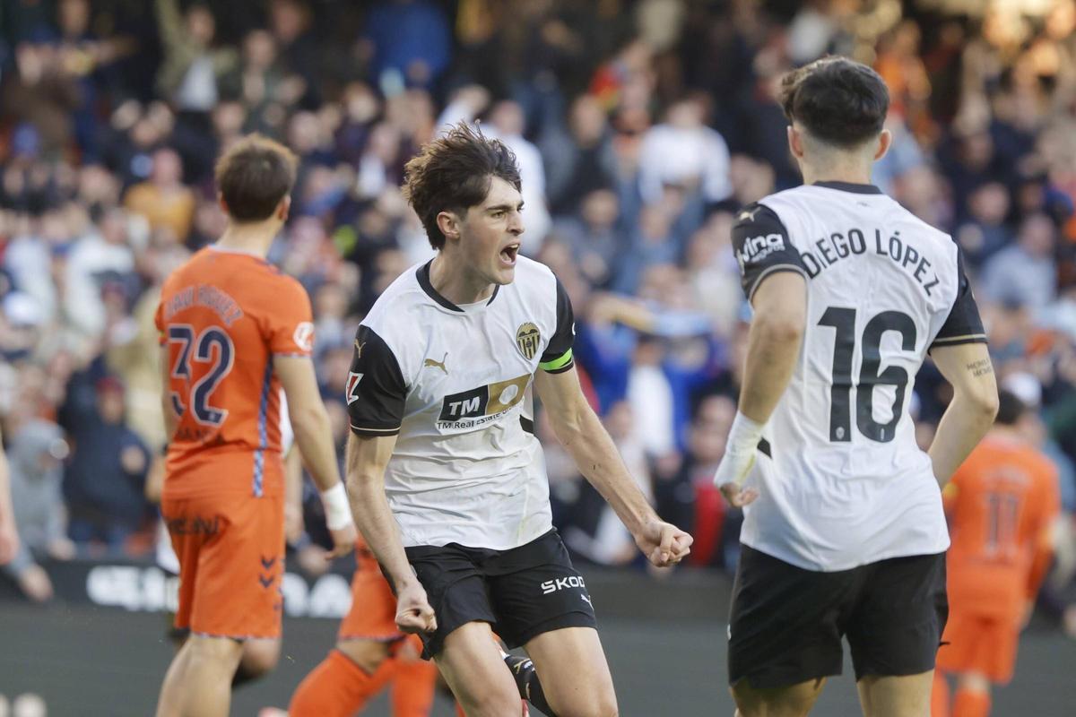 Javi Guerra celebra un gol en Liga