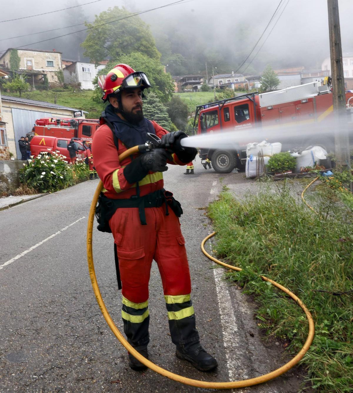 La UME se prepara en Valdés y Tineo para los incendios del verano
