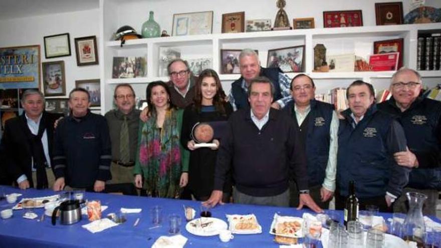 Los miembros de la asociación y la alcaldesa posaron junto a la &quot;Costrera de Honor&quot;.