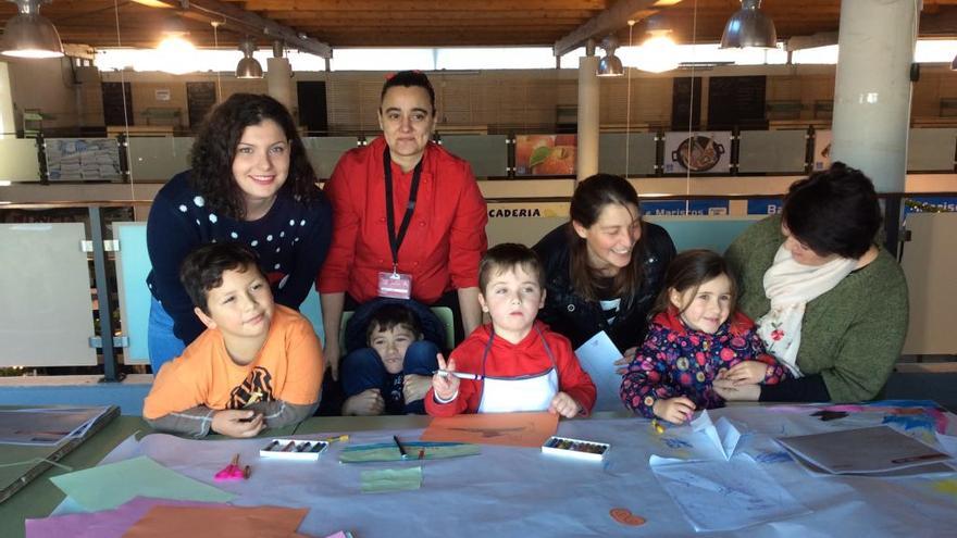 Algunos de los participantes en el taller, hoy en la plaza de abastos.// T.G.